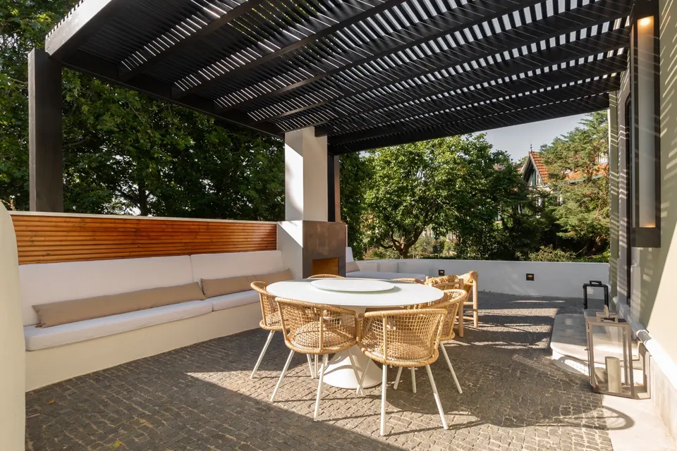Mesa e banco na área exterior