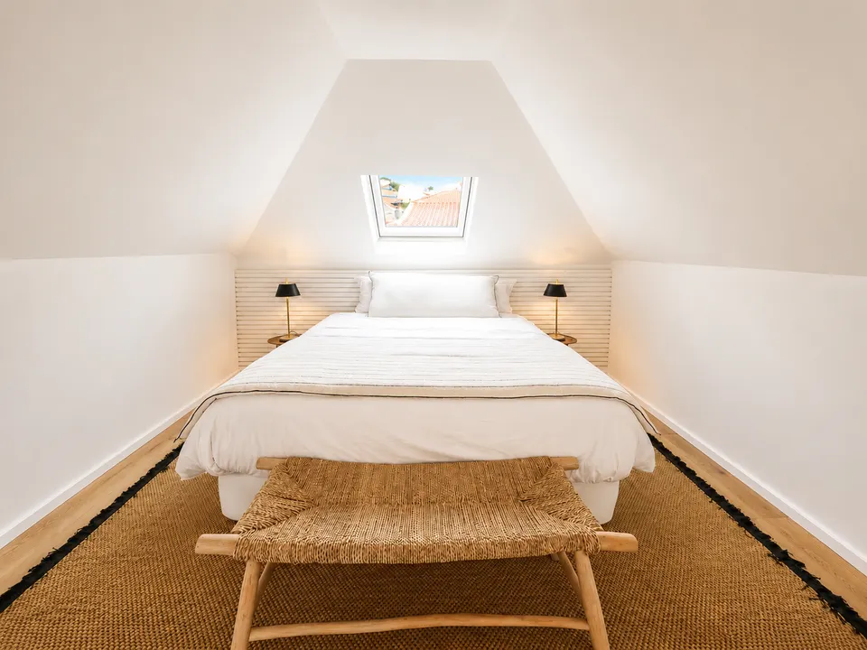 Cama por baixo da claraboia