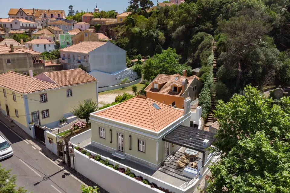 Vista aérea do Chalé da Calçada e da envolvente em Sintra