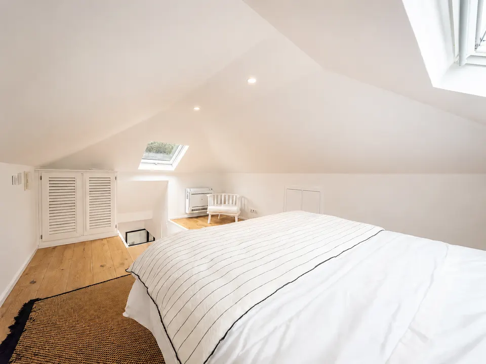 Quarto superior com luz natural e arrumação